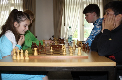 Auch beim Schach können die Mädchen die Jungs oft zum Grübeln bringen